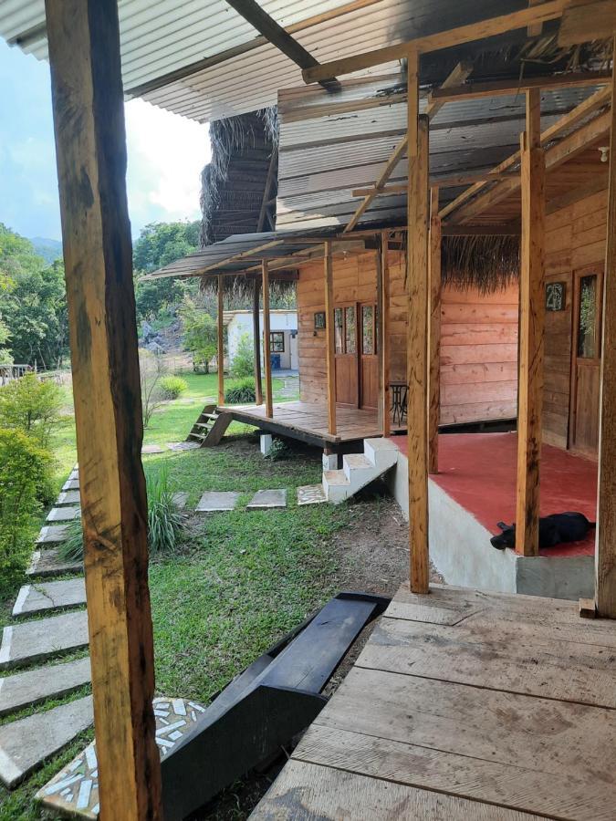 Pachamaya River Hostel Lanquín エクステリア 写真