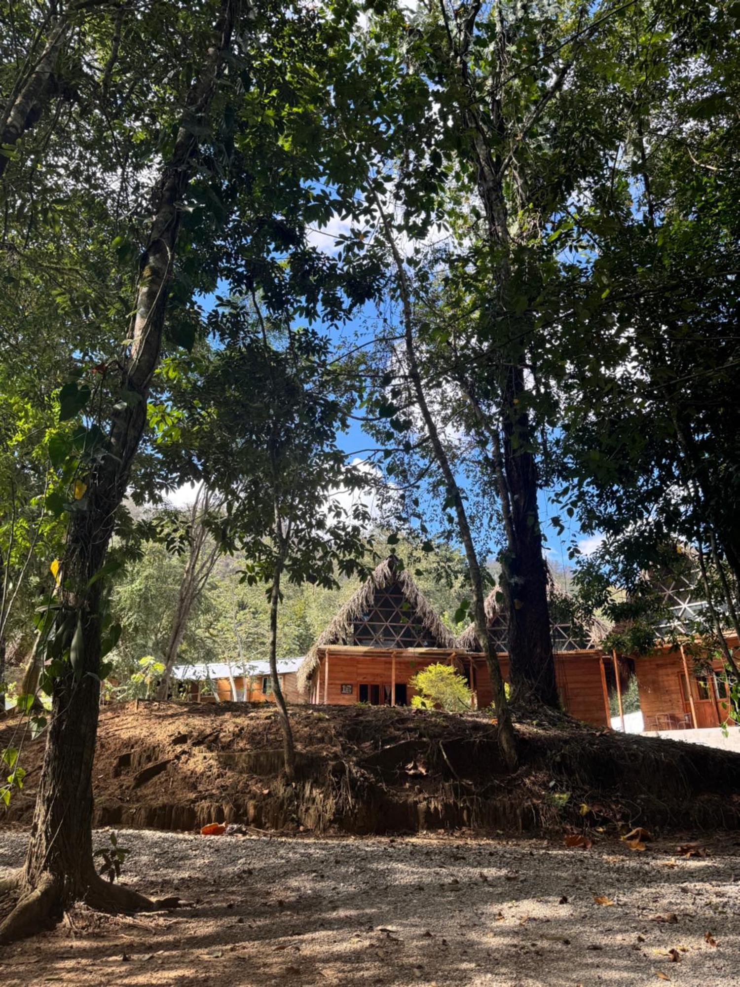 Pachamaya River Hostel Lanquín エクステリア 写真