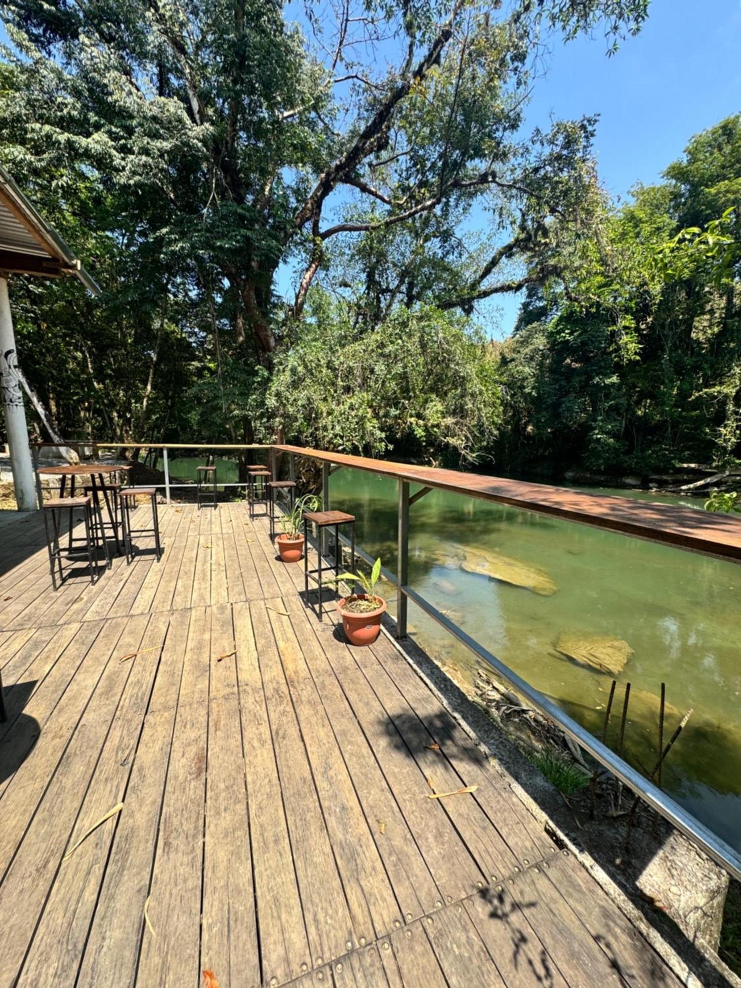 Pachamaya River Hostel Lanquín エクステリア 写真