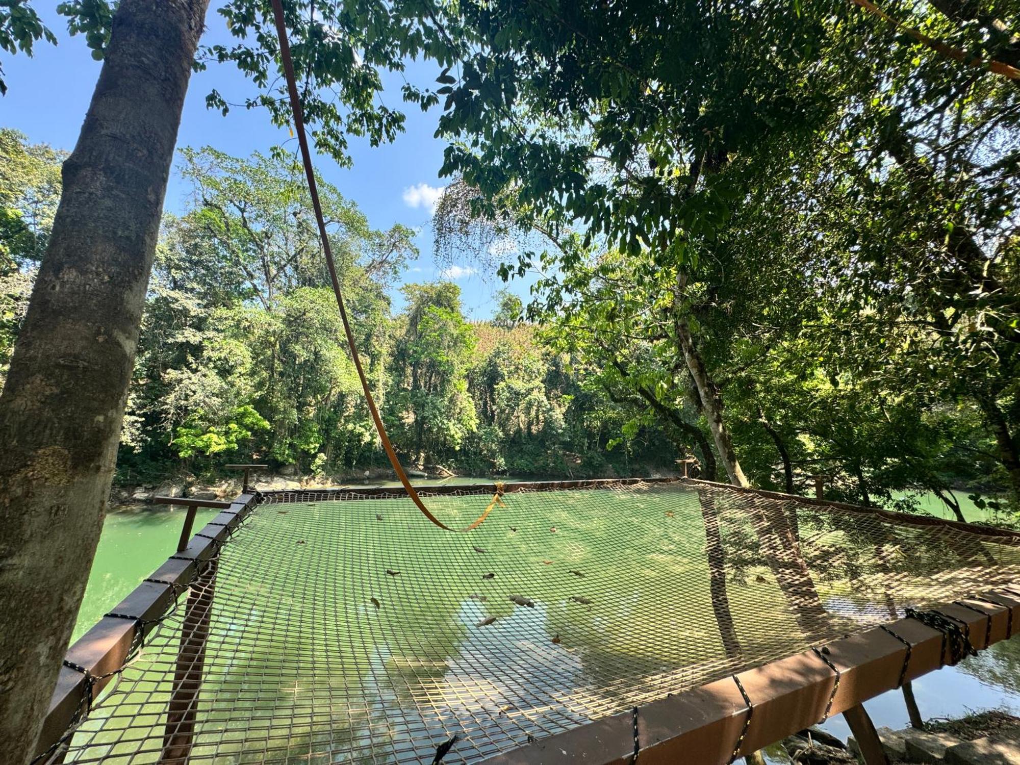 Pachamaya River Hostel Lanquín エクステリア 写真